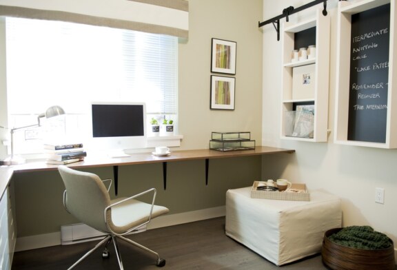 Когда нет домашнего офиса, можно оформить рабочий уголок в квартире